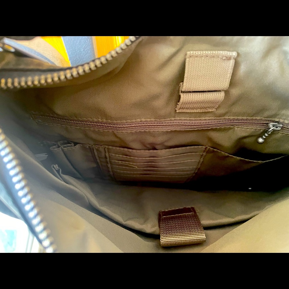 Brand new bag never used nylon material easy to clean has lots of pockets f